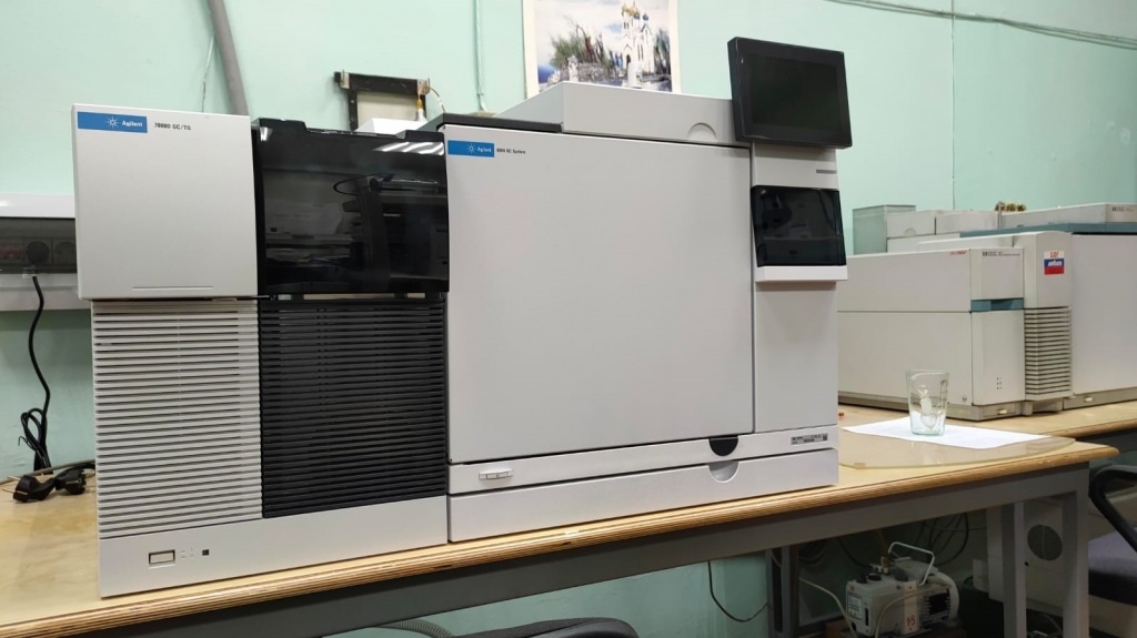 Agilent 8890.jpg Agilent 8890.jpg